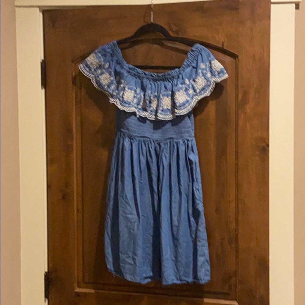 Sleeveless blue dress